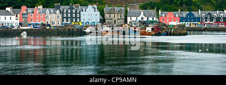 Einen Panoramablick auf die bunten Häuser am Kai in Tobermory, Isle of Mull, Schottland Stockfoto