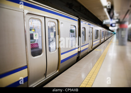 U-Bahn-Zug und Plattform, Tokyo, Japan Stockfoto