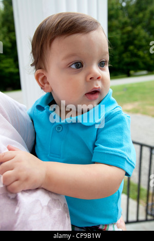 Kleiner Junge in den Armen Mutter statt Stockfoto