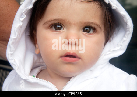 Junge Mädchen tragen Sweatshirt mit Kapuze, Nahaufnahme Stockfoto