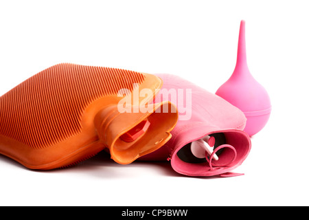 Medizinische Wärmflasche und Kolon Birne für Verfahren auf weißem Hintergrund Stockfoto