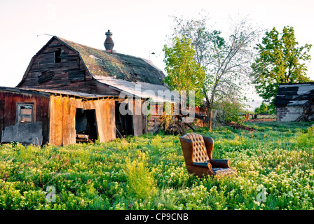 Feld mit einer Scheune und einem linken aufzugeben-Stuhl Stockfoto