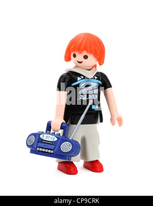 Playmobil-Spielzeug-Figur von einem Teen Mädchen mit roten Haaren tragen einen Radio. Stockfoto