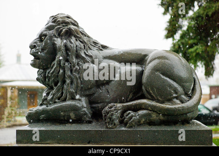 Früh kann Schneesturm auf Statue von Löwen, Alpine Park, die historische Altstadt, kleinen Berg Stadt Salida, Colorado, USA Bezirk Stockfoto