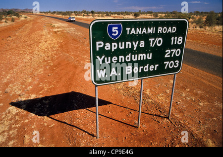 Distanzmarke entlang Tanami Road, Zentral-Australien Stockfoto