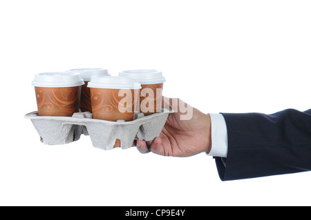 Business-Mann hält eine nehmen Sie heraus Einweg Kaffeetassen. Arm nur im Querformat, isoliert auf weiss. Stockfoto