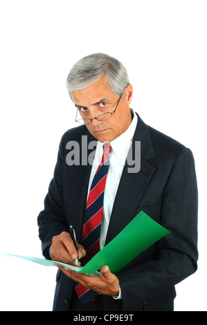 Porträt eines mittleren gealterten ernst in einem Dateiordner zu schreiben. Hochformat, isoliert auf weiss. Stockfoto
