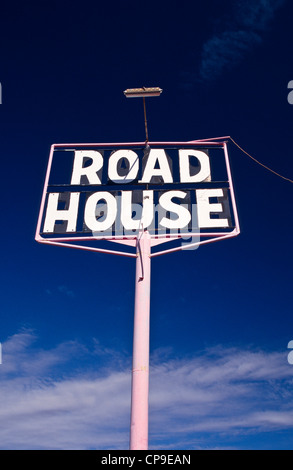 Schild am Pink Roadhouse, Stockfoto