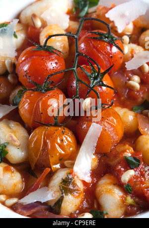 Gnocchi mit gerösteten Tomaten auf der Rebe und Parmesan-Käse Stockfoto