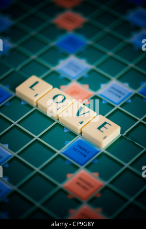 Scrabble-Buchstaben mit dem Wort Liebe Stockfoto