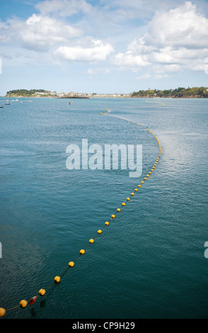 Ansicht der Bucht von Saint Malo in Richtung der ummauerten Altstadt von der Usine Marémotrice Überbrückung Flusses Rance (D168) Stockfoto