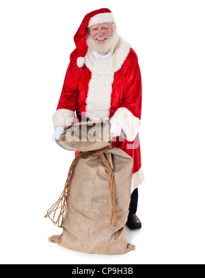 Santa Claus in authentischen Look seine Tasche Geschenke zu öffnen. Alle auf weißem Hintergrund. Stockfoto