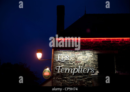 Leuchtreklame einer traditionellen Bar in der Nähe von Port Messac-Guipry am Fluss Vilaine in der Bretagne, Frankreich Stockfoto