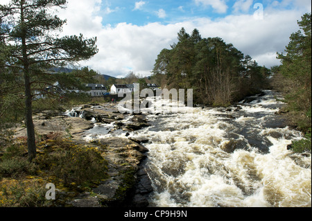 Killin das malerische Dorf an der Spitze des Loch Tay und das Wasser fällt aus dem Fluss Dochart, die durch das Dorf fließen Stockfoto