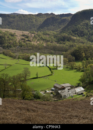 Blick über Mulden Wirtschaftsgebäude im schönen Borrowdale Tal im englischen Lake District auf den Aufstieg zum hohen Spion Stockfoto