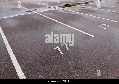 Parkplätze. Leeren Parkplatz auf einem nassen Tag, Nottinghamshire, England, Großbritannien Stockfoto
