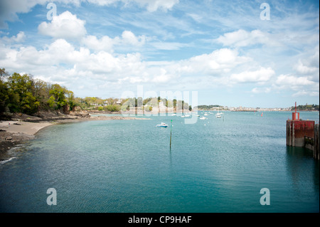 Ansicht der Bucht von Saint Malo in Richtung der ummauerten Altstadt von der Usine Marémotrice Überbrückung Flusses Rance (D168) Stockfoto