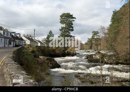 Killin das malerische Dorf an der Spitze des Loch Tay und das Wasser fällt aus dem Fluss Dochart, die durch das Dorf fließen Stockfoto