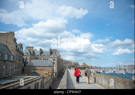 Besucher können rund um die Altstadt in Saint Malo, Bretagne, an der Stadtmauer gehen. Stockfoto