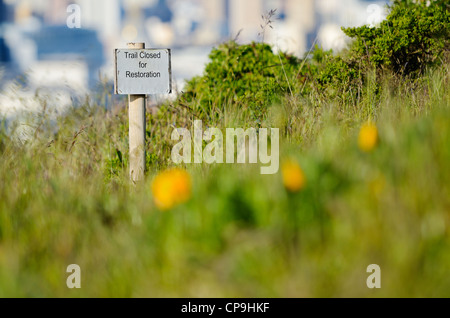 Beschilderung auf eine Stelle neben einem Verwachsenem Pfade beraten, dass der Wanderweg für Restaurierung geschlossen ist. Stockfoto