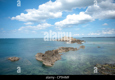 Die Küstenstadt Festung Fort National auf einer Insel im Atlantik bei Saint-Malo, Ille-et-Villaine, Bretagne, Frankreich Stockfoto