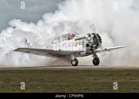 North American AT6 Texan des Aeroshell Teams Durchführung einer NASCAR-brennen Stockfoto