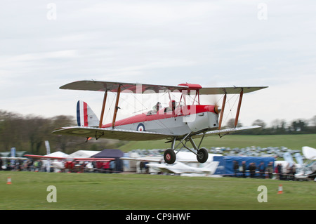 Vintage De Havilland DH82A Tiger Moth Doppeldecker macht eine sanfte nehmen sich vom Popham Flugplatz in der Nähe von Basingstoke, Hampshire, England Stockfoto