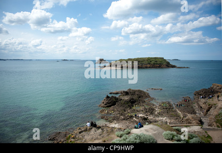 Ein Cluster von felsigen Inseln befinden sich in der Bucht von Saint Malo in Ille-et-Villaine, Bretagne, Frankreich Stockfoto