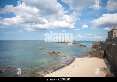 Die Küstenstadt Festung Fort National auf einer Insel im Atlantik bei Saint-Malo, Ille-et-Villaine, Bretagne, Frankreich Stockfoto