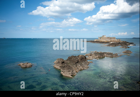 Die Küstenstadt Festung Fort National auf einer Insel im Atlantik bei Saint-Malo, Ille-et-Villaine, Bretagne, Frankreich Stockfoto