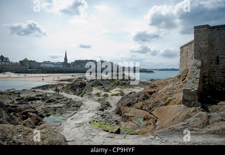 Die Altstadt von Saint-Malo von Fort National bei Ebbe gesehen, Bretagne, Frankreich Stockfoto