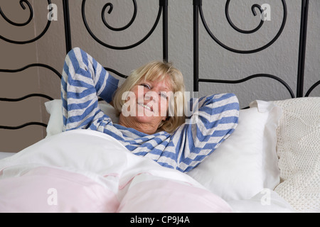 Ältere Frau im Bett Stockfoto