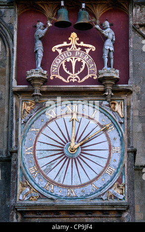 Die äußere mittelalterliche Uhr am Wells Cathedral Stockfoto