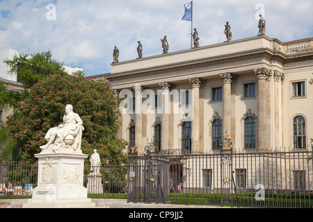 Humboldt-Universität mit Statue von Alexander von Humboldt, Berlin, Deutschland Stockfoto