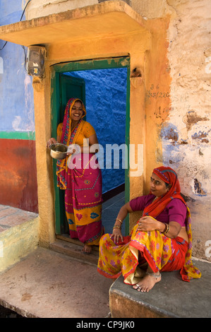 Die Wände der Wohnungen in der alten Stadt Jodhpur sind blau, die engen Gassen kühl zu halten und frei von Mücken, Jodhpur, Rajasthan, Indien gestrichen Stockfoto