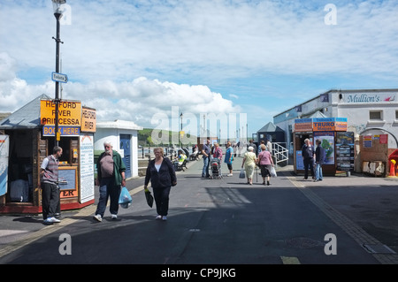 Menschen auf dem Prince Of Wales Pier in Falmouth, Cornwall, UK Stockfoto