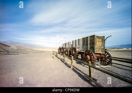 Ruinen der Harmony Borax arbeiten mit 20 Mule Team Erz Wagen und Wasser Tanker Death Valley Nationalpark, Kalifornien, USA Stockfoto