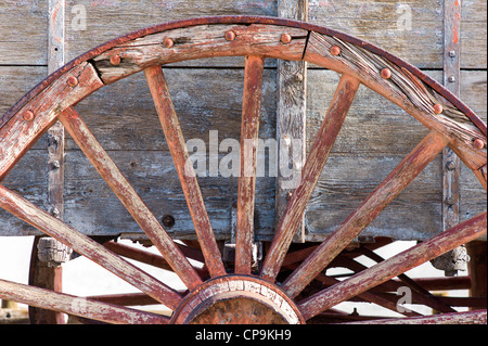 Ruinen der Harmony Borax arbeiten mit 20 Mule Team Erz Wagen und Wasser Tanker Death Valley Nationalpark, Kalifornien, USA Stockfoto