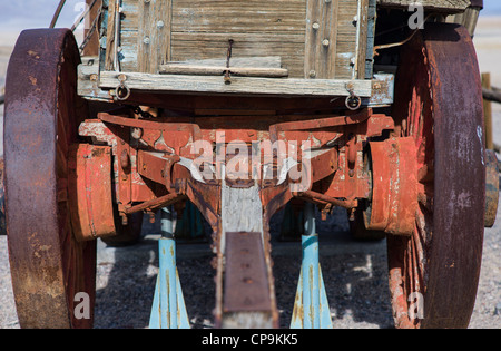 Ruinen der Harmony Borax arbeiten mit 20 Mule Team Erz Wagen und Wasser Tanker Death Valley Nationalpark, Kalifornien, USA Stockfoto