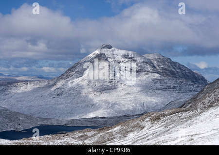 Die Corbett Beinn Damh in Torridon, aus einem Ruadh Stac betrachtet. Stockfoto