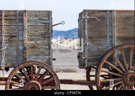 Ruinen der Harmony Borax arbeiten mit 20 Mule Team Erz Wagen und Wasser Tanker Death Valley Nationalpark, Kalifornien, USA Stockfoto