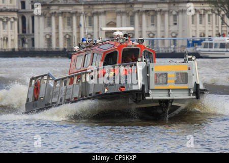 Londoner Feuerwehr Fire Flash Löschboot auf der Themse in der Nähe von Greenwhich maritime Museum. Stockfoto