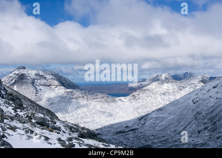 Die Corbett Beinn Damh in Torridon, aus einem Ruadh Stac betrachtet. Stockfoto