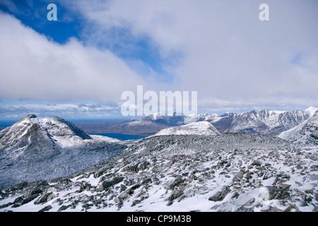 Die Corbett Beinn Damh in Torridon, aus einem Ruadh Stac betrachtet. Stockfoto