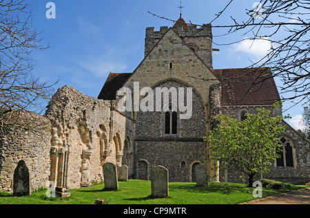 Kirche St. Mary und St-Blaise aus Westen mit die Überreste der Klöster und der Website der Pfarrei Altar Skelettteile Priory. Stockfoto