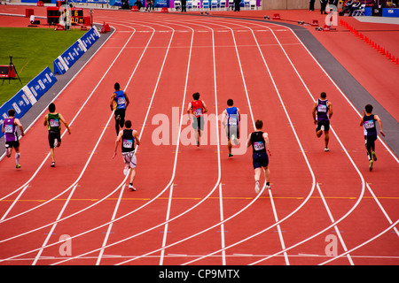 Männer laufen planmäßig während des London bereitet Serie im Olympischen Stadium in London am 6. Mai 2012. Stockfoto