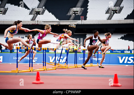 Frauen 100m Hürden in London bereitet Serie im Olympischen Stadion in London am 6. Mai 2012. Stockfoto