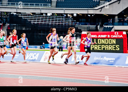 Bewegung-Bild von den Frauen 3000 m am London bereitet Serie im Olympischen Stadion in London am 6. Mai 2012. Stockfoto