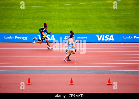 Behinderte Athleten bei der Visa London Disability Athletics Challenge im Olympia-Stadion in London auf 8. Mai 2012 laufen. Stockfoto