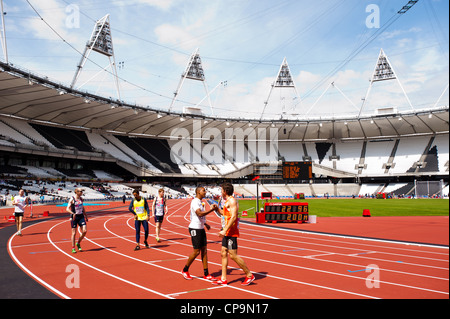 Sportler bei Visa London Disability Athletics Herausforderung im Olympiastadion am 8. Mai 2012 in London. Stockfoto